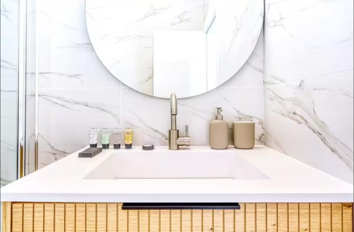 Suihku, hiustenkuivaaja, pyyhkeet, saippua