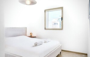 3 dormitorios, tabla de planchar con plancha, cuna de viaje