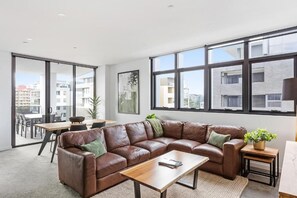 Living area - Astra Apartments Wollongong Kembla St. (Wollongong)