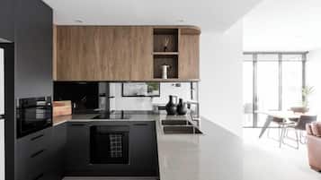 Appartamento, 3 camere da letto, vista parco | Cucina privata | Frigorifero con congelatore, microonde, forno, piano cottura