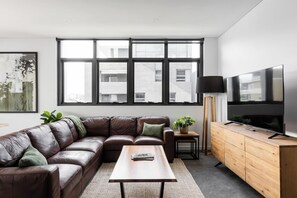 Living area - Astra Apartments Wollongong Kembla St. (Wollongong)