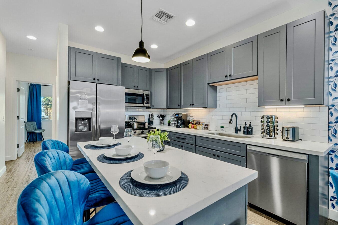 冷蔵庫、電子レンジ、オーブン、コンロ