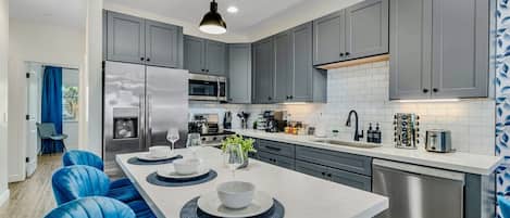 冷蔵庫、電子レンジ、オーブン、コンロ