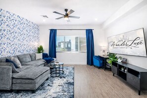 Smart TV, offices - Luxury 3BR Townhome: Pool- King Beds- Garage- Close to Airport (Phoenix)