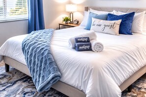 3 bedrooms, desk, iron/ironing board, travel cot - Luxury 3BR Townhome: Pool- King Beds- Garage- Close to Airport (Phoenix)