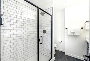 Een douche, een haardroger, handdoeken