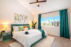 3 bedrooms, desk, iron/ironing board, travel crib - Luxury 3BR Townhome: Pool- King Beds- Garage- Close to Airport (Phoenix)