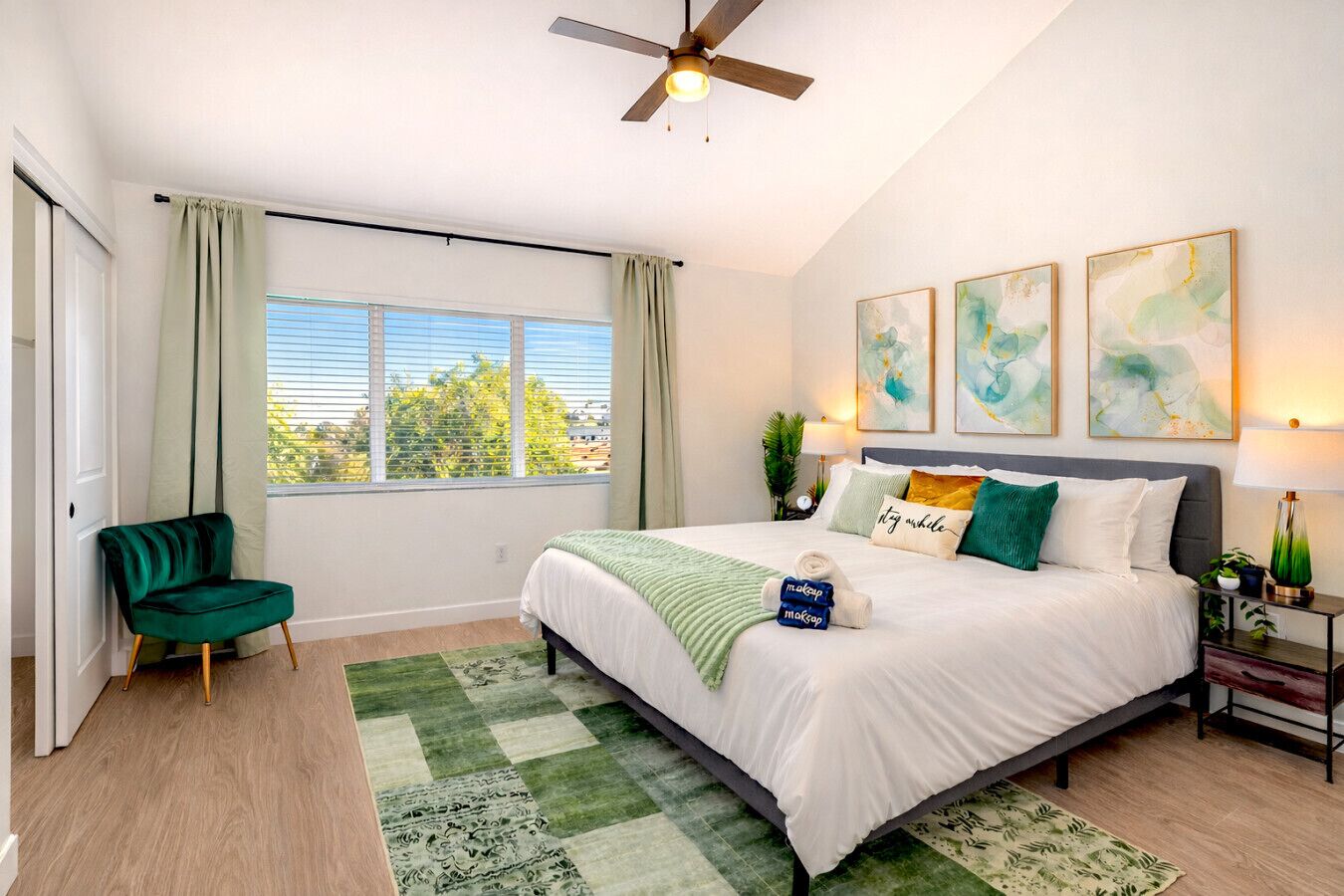 3 Schlafzimmer, Schreibtisch, Bügeleisen/Bügelbrett, Reisekinderbett