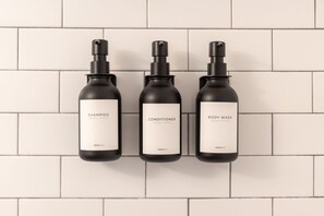 Secador de pelo, toallas