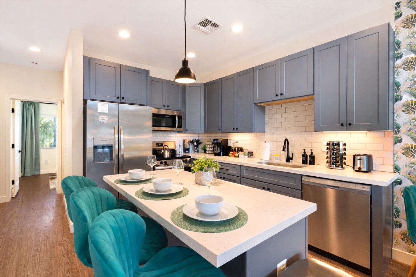 Een koelkast, een microgolfoven, een oven, een kookplaat