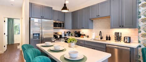 雪櫃、微波爐、焗爐、爐具