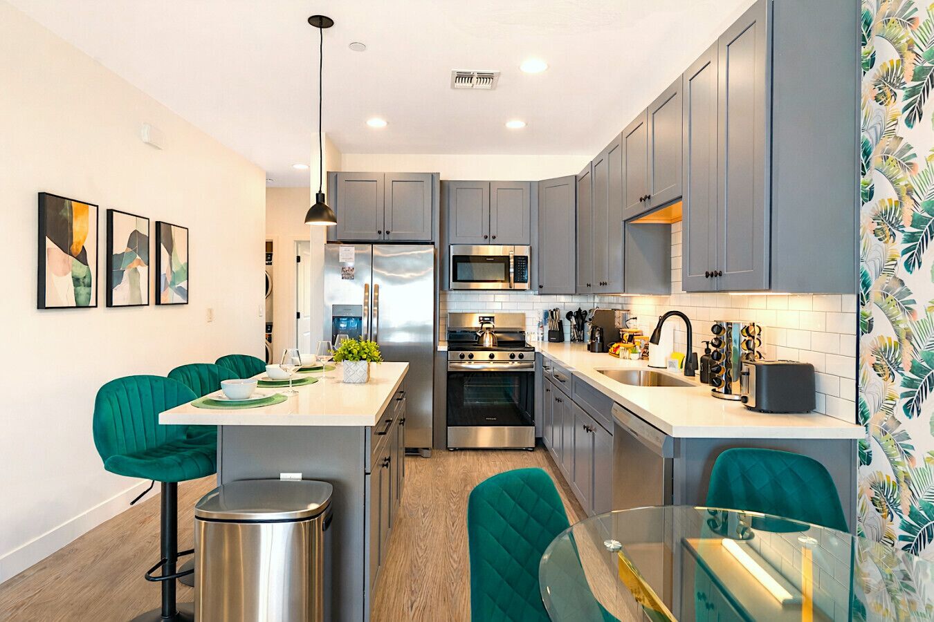 Kühlschrank, Mikrowelle, Ofen, Herdplatte