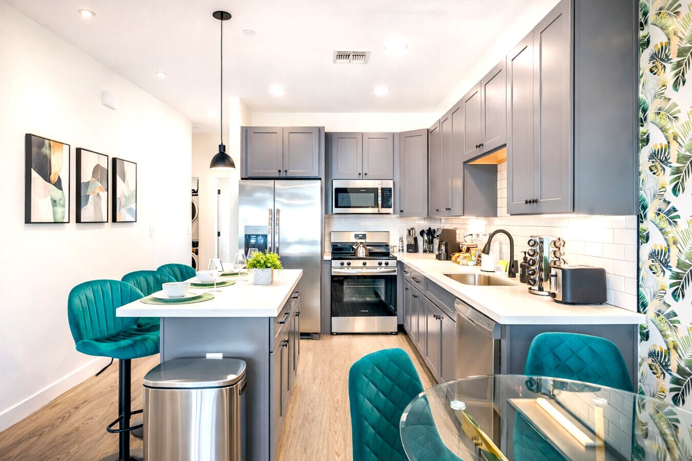 Kylskåp, mikrovågsugn, ugn och spishäll