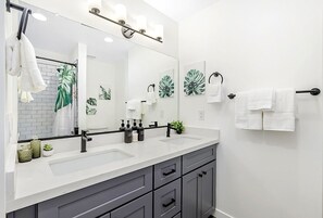 Een douche, een haardroger, handdoeken