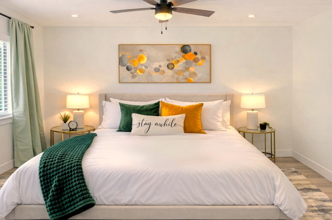 3 soverom, skrivebord, strykejern/-brett og reiseseng for barn