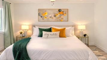 3 soverom, skrivebord, strykejern/-brett og reiseseng for barn