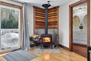 Interior - Hot Tub Lakeside Cottage – 30 Min from Mont Tremblant (Labelle)