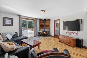 Smart TV y chimenea 