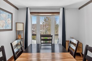 Dining - Hot Tub Lakeside Cottage – 30 Min from Mont Tremblant (Labelle)