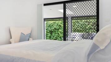 4 bedrooms, iron/ironing board, free WiFi, bed sheets