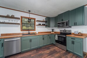 Private kitchen - Cozy Cabin Getaway in Pierce County GA (Blackshear)