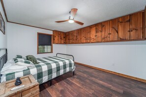 WiFi, bed sheets - Cozy Cabin Getaway in Pierce County GA (Blackshear)