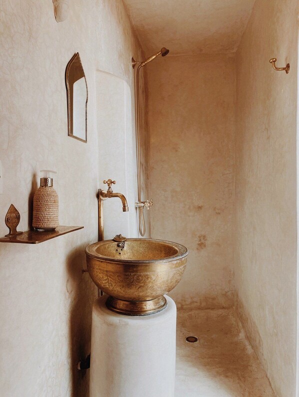 Shower, towels, soap, shampoo - Dana Social Living (Marrakech)