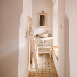 Shower, towels, soap, shampoo - Dana Social Living (Marrakech)