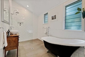 Shower, shampoo - Baroon Pocket  · Addisons Baroon Pocket-with Heated Pool and two bathrooms (North Maleny)