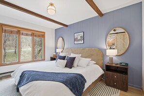 4 bedrooms, desk, iron/ironing board, travel crib - The Beechline~Walk to Slopes~Mtn & Slope Views~Private Club Access~Sleeps 12 (Beech Mountain)