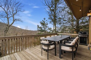 Outdoor dining - The Beechline~Walk to Slopes~Mtn & Slope Views~Private Club Access~Sleeps 12 (Beech Mountain)