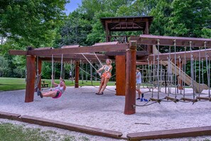 Children’s area - The Beechline~Walk to Slopes~Mtn & Slope Views~Private Club Access~Sleeps 12 (Beech Mountain)