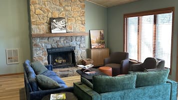 Een smart-tv en een open haard