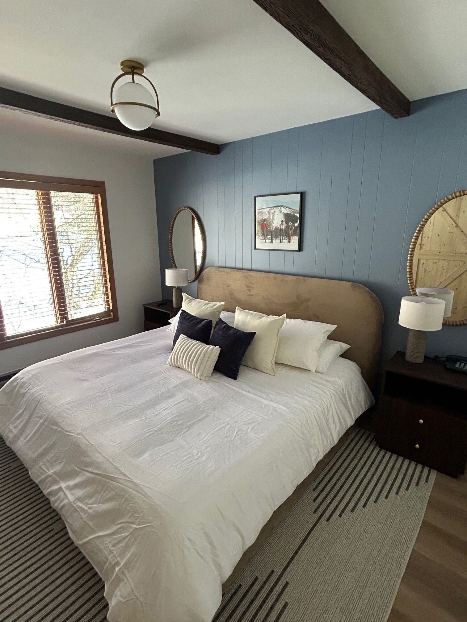 4 soverom, skrivebord, strykejern/-brett og reiseseng for barn