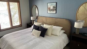 4 slaapkamers, een bureau, een strijkplank/strijkijzer, reisbedje