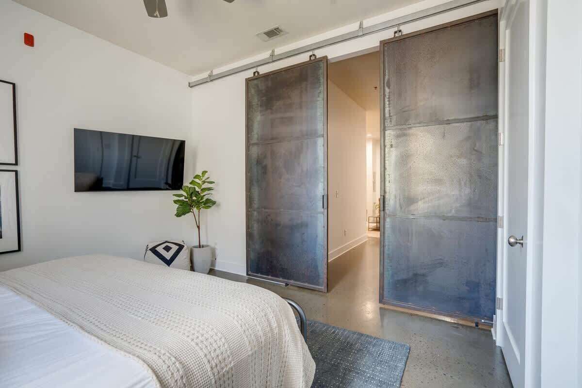 2 habitaciones, tabla de planchar con plancha y cuna de viaje 