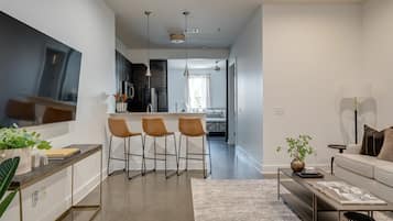 Een smart-tv en boeken