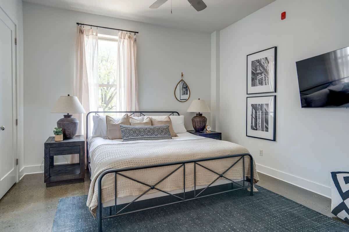 2 habitaciones, tabla de planchar con plancha y cuna de viaje 