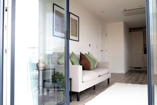 2BR Apartment Near Outlet and Station with Lift