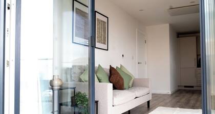 2BR Apartment Near Outlet and Station with Lift