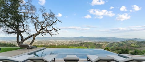 Piscina all'aperto, una piscina riscaldata