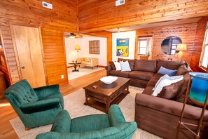 TV, fireplace, books - Oceanside-BB6, Best Ducking Life (Kitty Hawk)