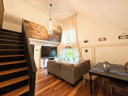 The Rustic Maine Retreat w/ Heated Massage chair