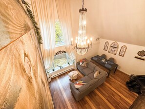 Una televisión, libros