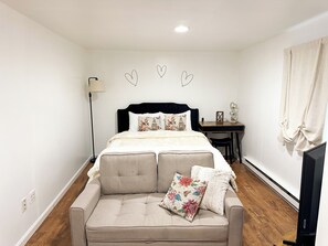 3 bedrooms, desk, iron/ironing board, free WiFi - The Rustic Maine Retreat w/ Heated Massage chair (Brewer)
