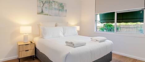 Tabla de planchar con plancha, cuna de viaje, wifi y ropa de cama