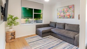 Living area - Botanic Base • Pets Welcome • Wagga Wagga (Mount Austin)