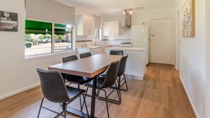 Dining - Botanic Base • Pets Welcome • Wagga Wagga (Mount Austin)