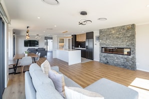 Smart TV, fireplace, books - Enjoy a stylish experience at this centrally located place. (Martinborough)