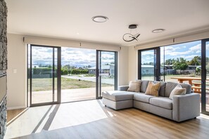 Smart TV, fireplace, books - Enjoy a stylish experience at this centrally located place. (Martinborough)